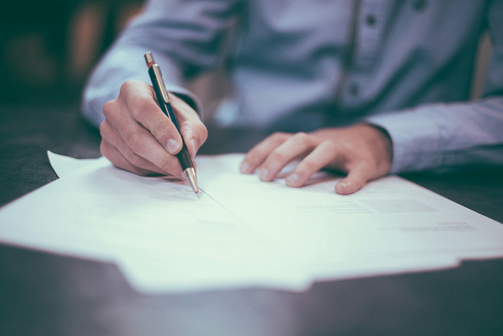 Firma de un contrato sobre documentos