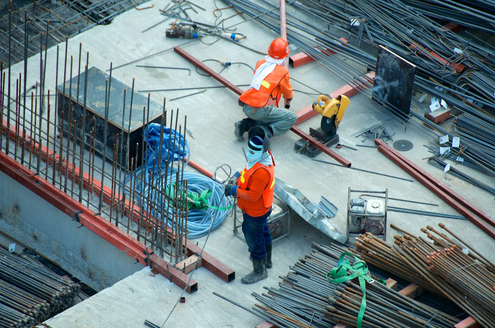 Ingenieros trabajando en obra