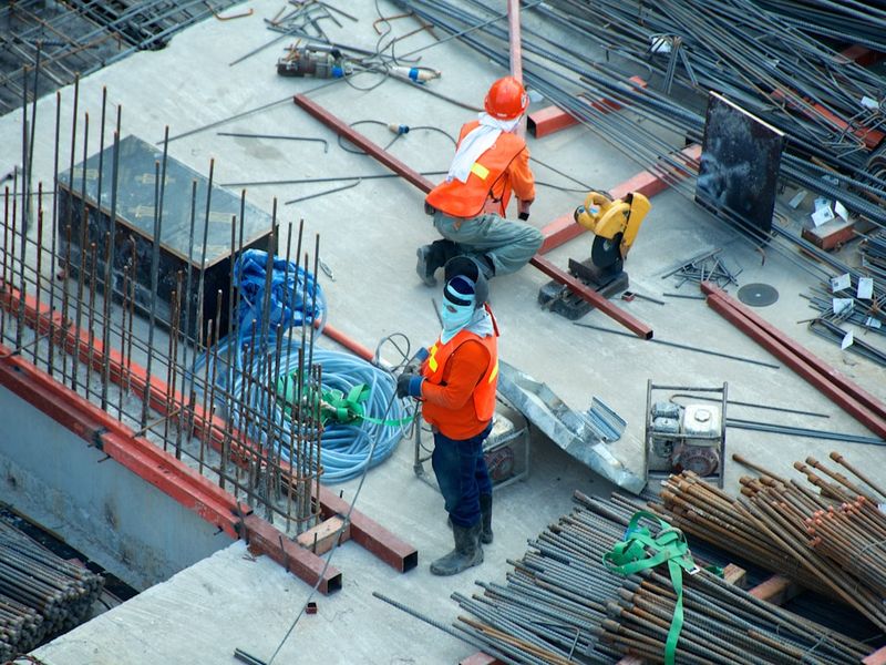 Obreros en una estructura de concreto y varilla