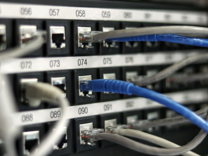 Torre de telecomunicaciones y equipos de red
